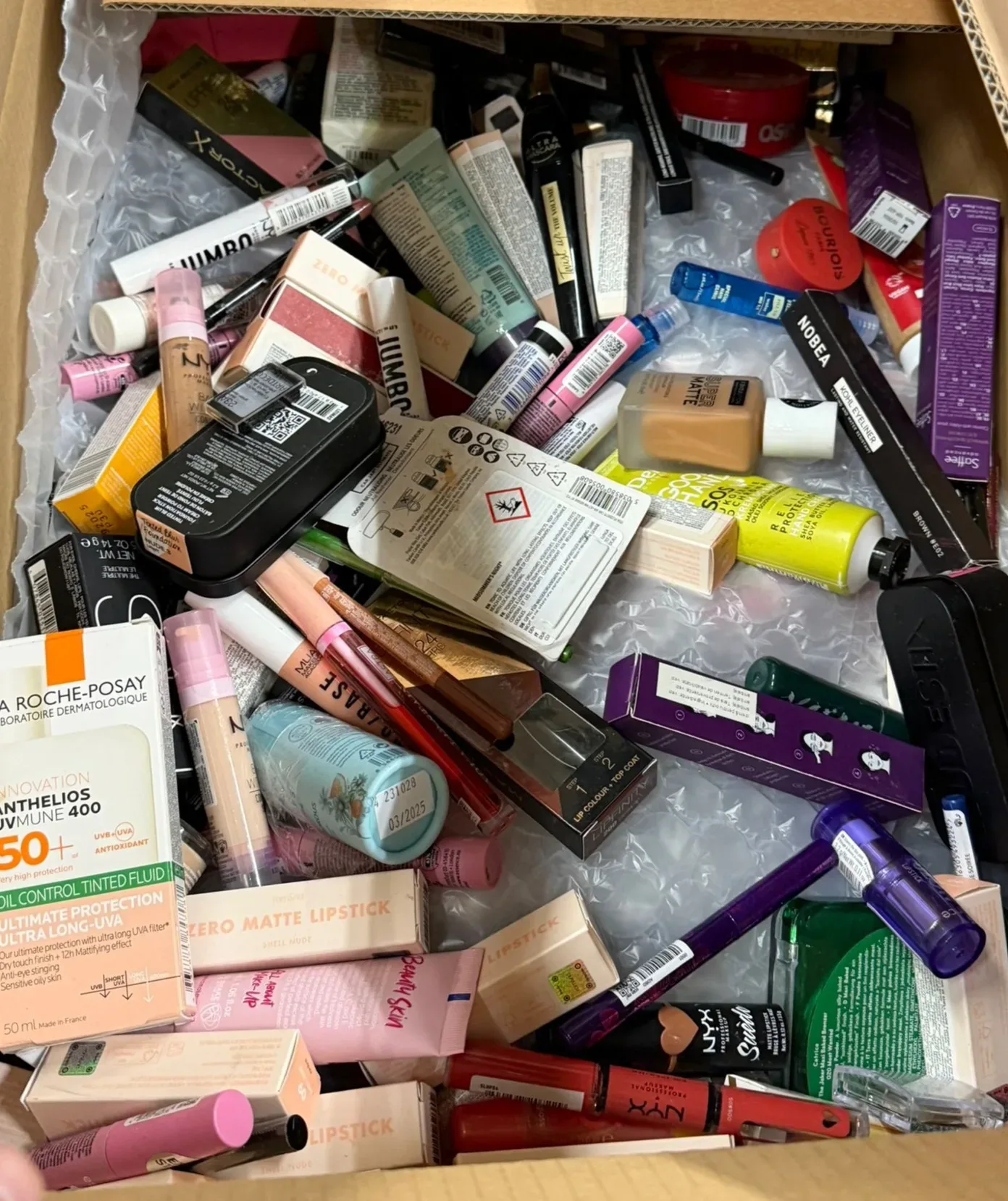 Pallets with mixed cosmetics
