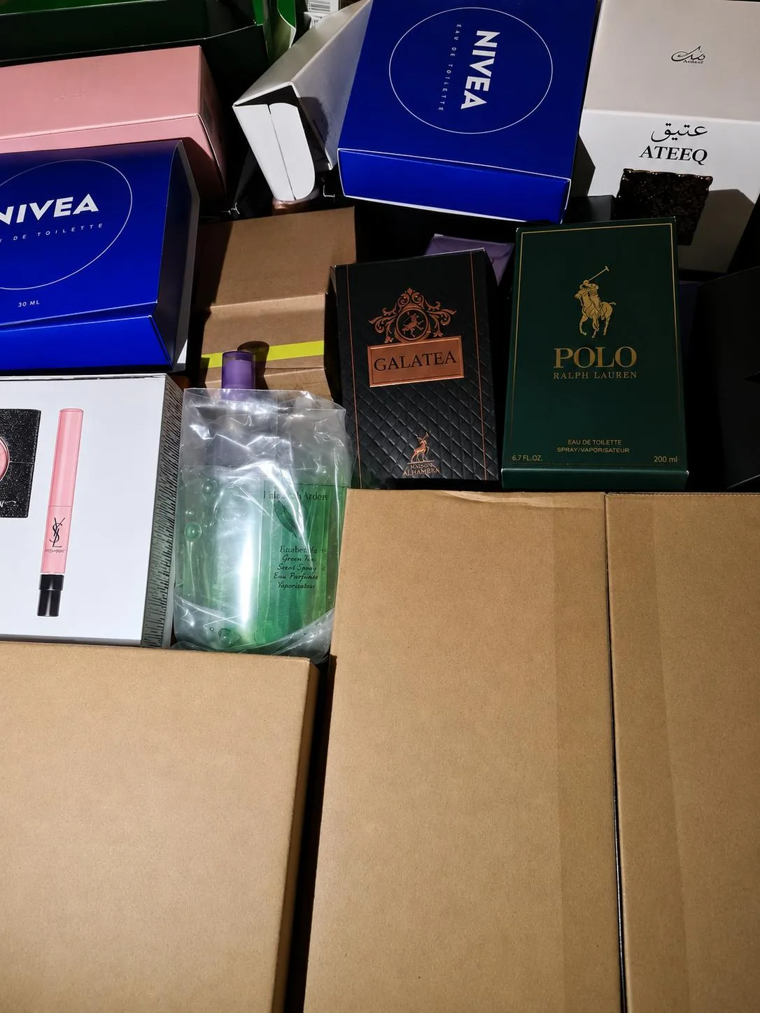 15 pallets of mix cosmetics and drogery - perfumes, hair colours thumbnail